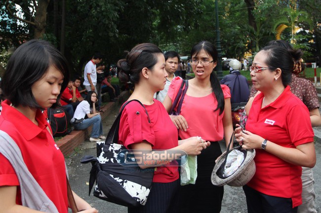 Chị Hoàng Anh (thứ hai từ trái sang), vợ nhà báo Hoàng Khương: " Với cá nhân tôi, mức án 4 năm tù là nặng với chồng và em trai tôi. Tôi vẫn giữ nguyên hy vọng đã từng chia sẻ với độc giả báo Tuổi Trẻ ở bản án phúc thẩm sắp đến".